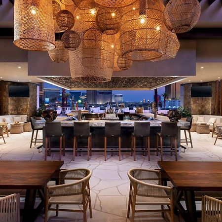 คอนราด ลาสเวกัส แอต รีสอร์ต เวิร์ลด์ Hotel ภายนอก รูปภาพ The bar at the rooftop lounge