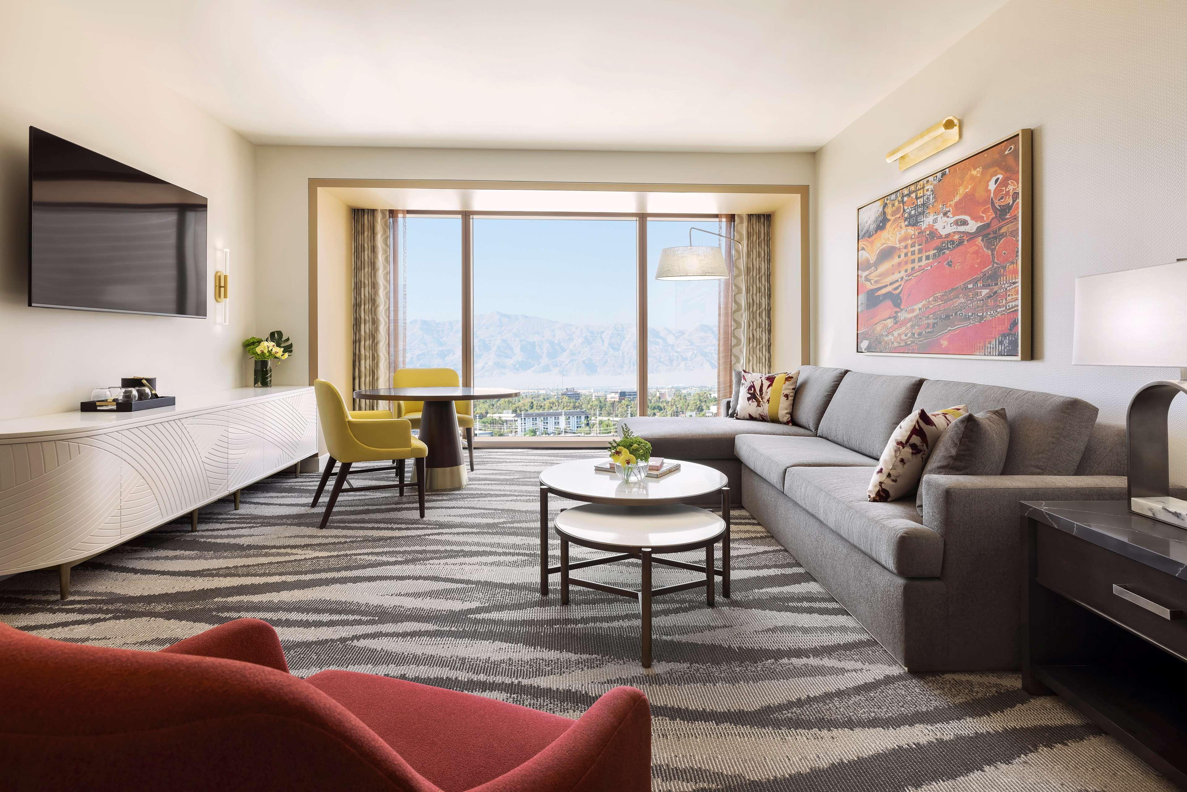 คอนราด ลาสเวกัส แอต รีสอร์ต เวิร์ลด์ Hotel ภายนอก รูปภาพ A living room at the MGM Grand